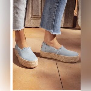 NWOT TOMS VALENCIA LIGHT BLUE DENIM PLATFORM ESPADRILLE size 10